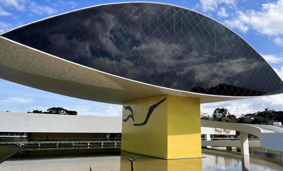 MON realiza restauro em obras de arte da área externa