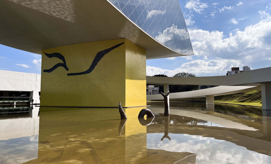 MON realiza restauro em obras de arte da área externa