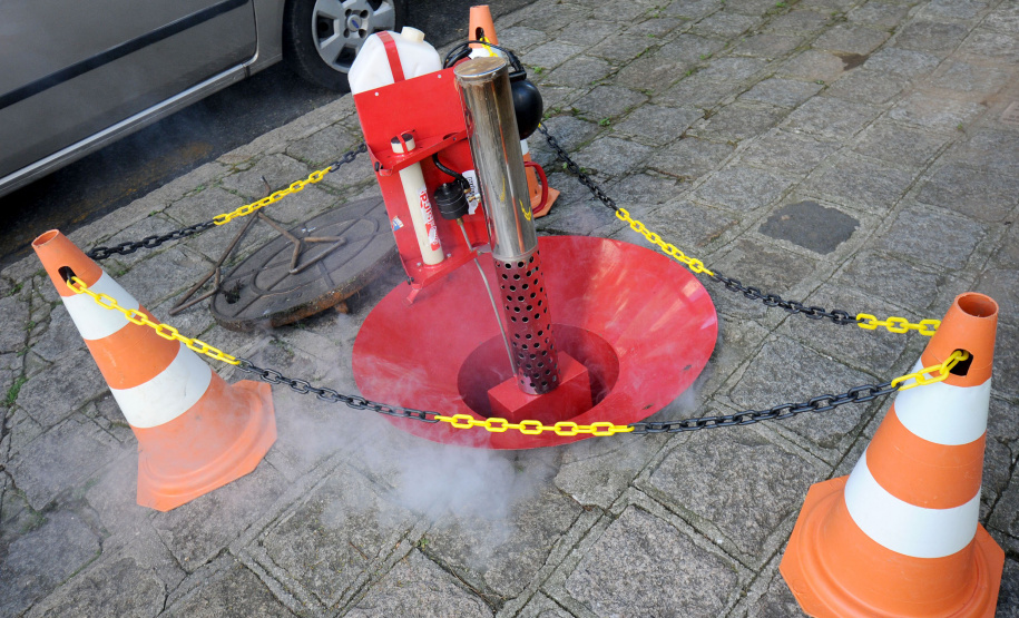 Teste de fumaça ajuda a identificar ligações irregulares na rede de esgoto