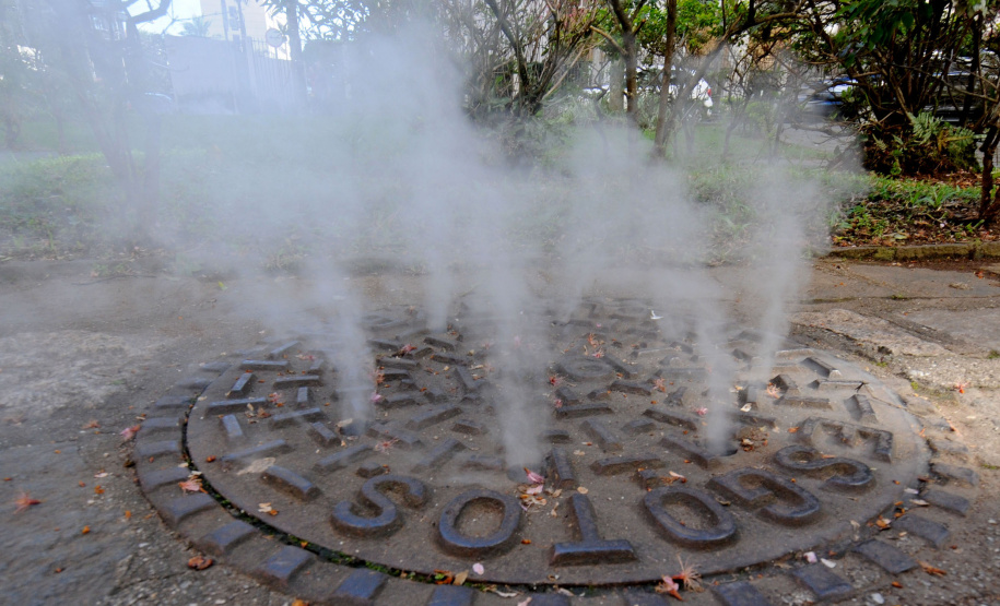 Teste de fumaça ajuda a identificar ligações irregulares na rede de esgoto