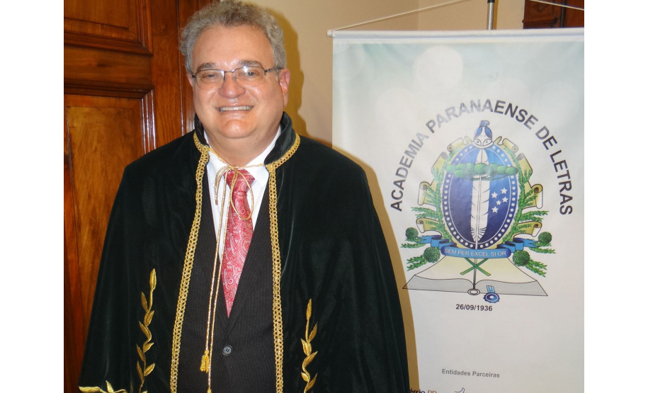 Professor da Unespar toma posse na Academia Paranaense de Letras