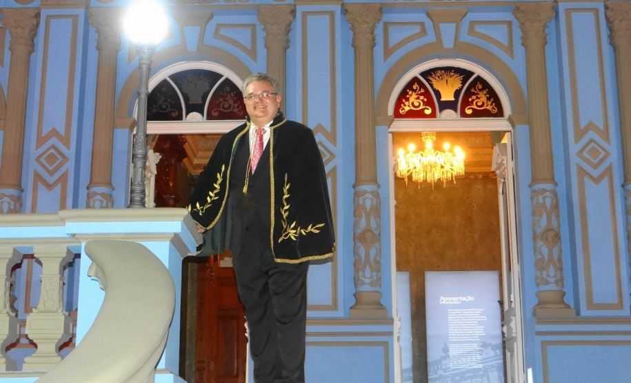 Professor da Unespar toma posse na Academia Paranaense de Letras
