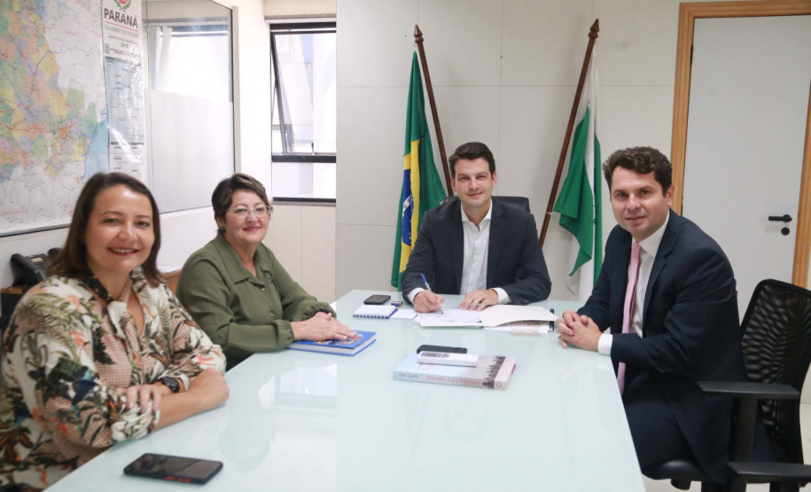 O menor município do Paraná, Jardim Olinda, com 1.309 habitantes (IBGE, 2021), está entre os beneficiados, nesta terça-feira (02), com ações de apoio ao desenvolvimento urbano do Governo do Estado, via Secretaria das Cidades (Secid). O edital entregue à Prefeitura da região Noroeste autoriza o início do processo licitatório para a urbanização de praça, com o investimento de R$ 1.903.073,29.