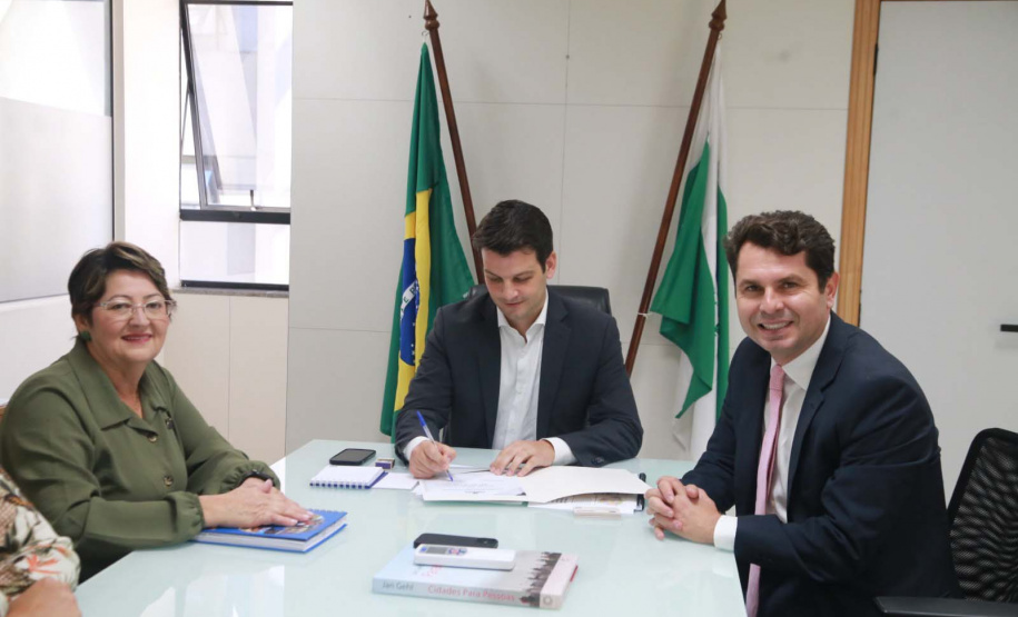 O menor município do Paraná, Jardim Olinda, com 1.309 habitantes (IBGE, 2021), está entre os beneficiados, nesta terça-feira (02), com ações de apoio ao desenvolvimento urbano do Governo do Estado, via Secretaria das Cidades (Secid). O edital entregue à Prefeitura da região Noroeste autoriza o início do processo licitatório para a urbanização de praça, com o investimento de R$ 1.903.073,29.