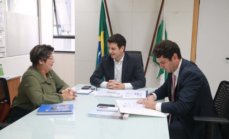 O menor município do Paraná, Jardim Olinda, com 1.309 habitantes (IBGE, 2021), está entre os beneficiados, nesta terça-feira (02), com ações de apoio ao desenvolvimento urbano do Governo do Estado, via Secretaria das Cidades (Secid). O edital entregue à Prefeitura da região Noroeste autoriza o início do processo licitatório para a urbanização de praça, com o investimento de R$ 1.903.073,29.