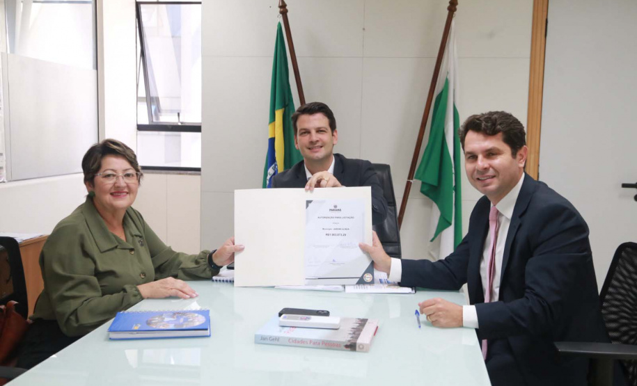 O menor município do Paraná, Jardim Olinda, com 1.309 habitantes (IBGE, 2021), está entre os beneficiados, nesta terça-feira (02), com ações de apoio ao desenvolvimento urbano do Governo do Estado, via Secretaria das Cidades (Secid). O edital entregue à Prefeitura da região Noroeste autoriza o início do processo licitatório para a urbanização de praça, com o investimento de R$ 1.903.073,29.