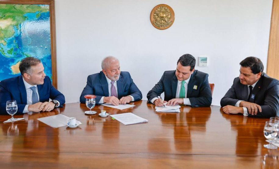 O governador Carlos Massa Ratinho Junior assinou nesta quarta-feira (03), em Brasília, em encontro com o presidente Luiz Inácio Lula da Silva e o ministro dos Transportes, Renan Filho, o documento que delega as rodovias estaduais do Paraná ao governo federal para a realização da nova concessão à iniciativa privada. É o maior projeto rodoviário em andamento no País.