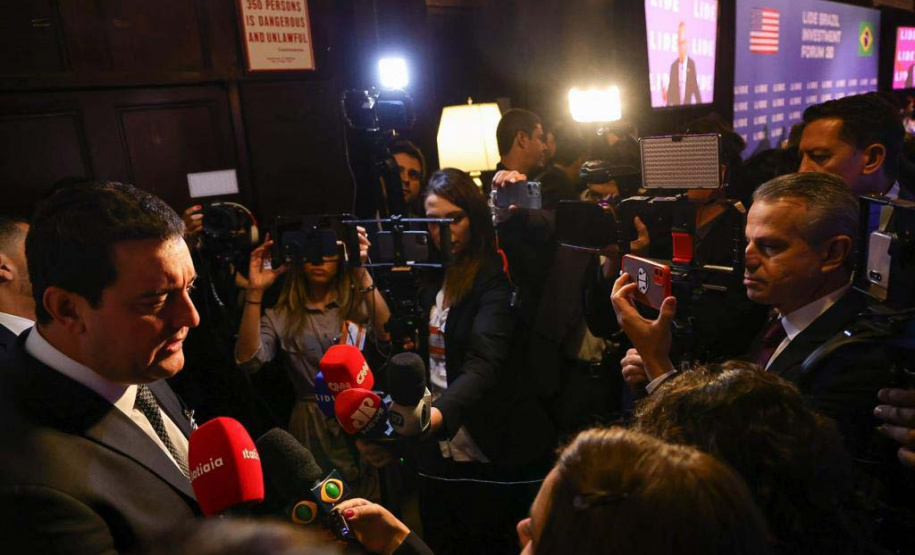 O governador Carlos Massa Ratinho Junior apresentou nesta terça-feira (9) um panorama econômico do Paraná, com liderança regional na geração de empregos e crescimento no agronegócio, na indústria e nas exportações, durante o Lide Brazil Investment Forum, evento que reúne empresários e autoridades nacionais e foi realizado em Nova York, nos Estados Unidos.