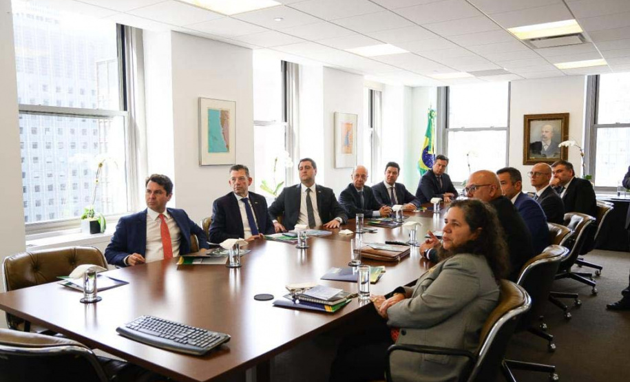 O governador Carlos Massa Ratinho Junior se reuniu nesta terça-feira (9), em Nova York, com representantes dos fundos de investimentos Acciona (norte-americano) e Macquarie (australiano) para apresentar possibilidades de parceria com o Estado em áreas estratégicas. - A comitiva também esteve no Consulado do Brasil em Nova York e no Bank of America, uma das principais instituições financeiras do mundo