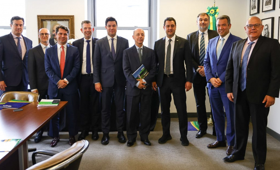O governador Carlos Massa Ratinho Junior se reuniu nesta terça-feira (9), em Nova York, com representantes dos fundos de investimentos Acciona (norte-americano) e Macquarie (australiano) para apresentar possibilidades de parceria com o Estado em áreas estratégicas. - A comitiva também esteve no Consulado do Brasil em Nova York e no Bank of America, uma das principais instituições financeiras do mundo
