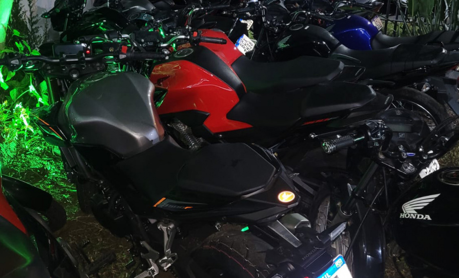 Polícia Militar prende quatro pessoas e apreende 20 motocicletas durante abordagem em Curitiba