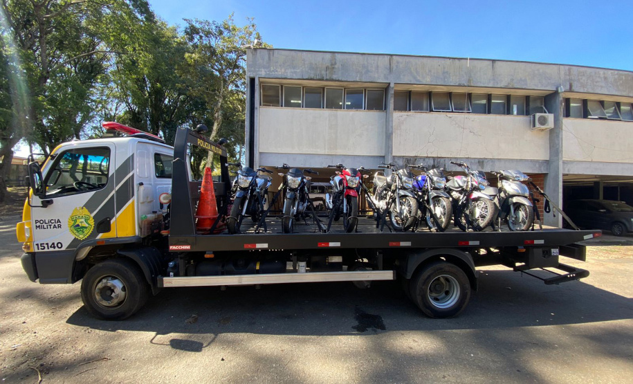 Polícia Militar prende quatro pessoas e apreende 20 motocicletas durante abordagem em Curitiba