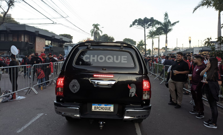 Policiamento reforçado garante segurança durante jogo de futebol em Curitiba