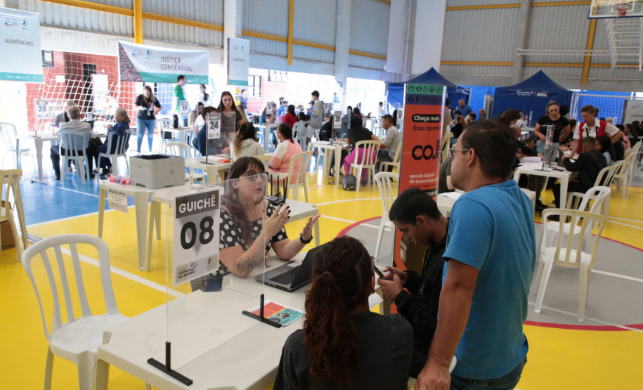 Paraná em Ação e Justiça no Bairro realizaram 2193 atendimentos em Paranaguá