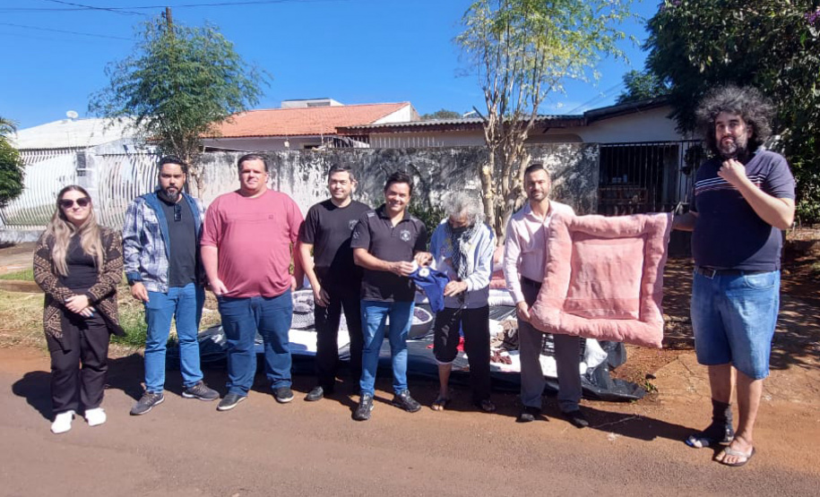 Polícia Penal doa camas e roupas pet produzidas com resíduos têxteis a abrigo de resgate de animais