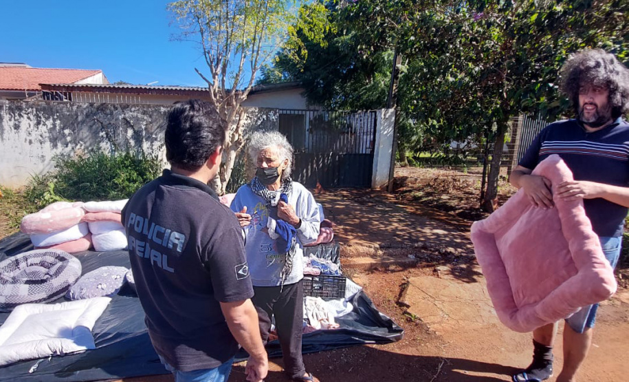 Polícia Penal doa camas e roupas pet produzidas com resíduos têxteis a abrigo de resgate de animais