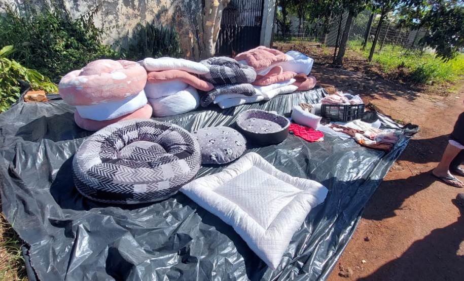 Polícia Penal doa camas e roupas pet produzidas com resíduos têxteis a abrigo de resgate de animais