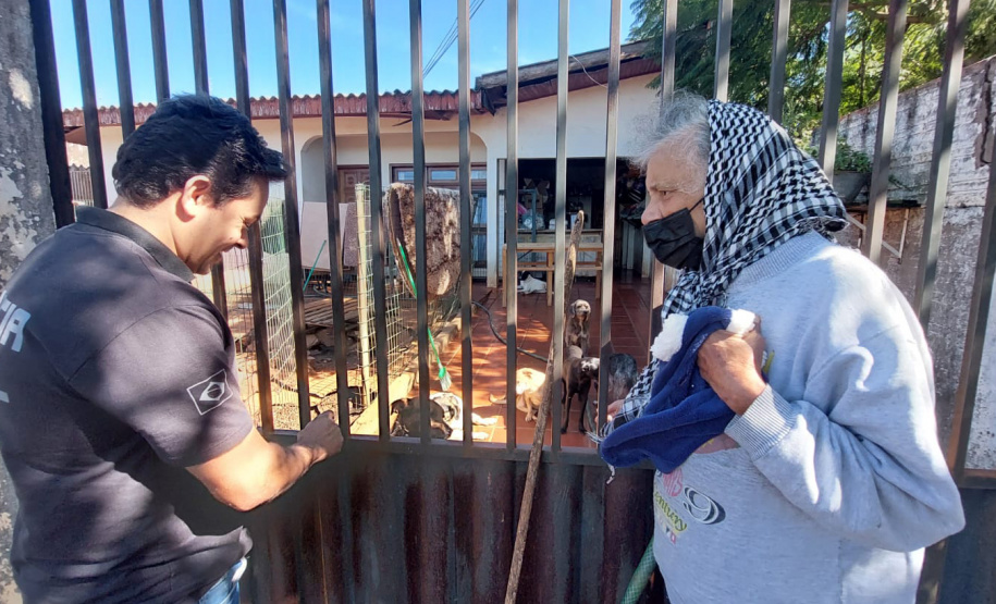 Polícia Penal doa camas e roupas pet produzidas com resíduos têxteis a abrigo de resgate de animais