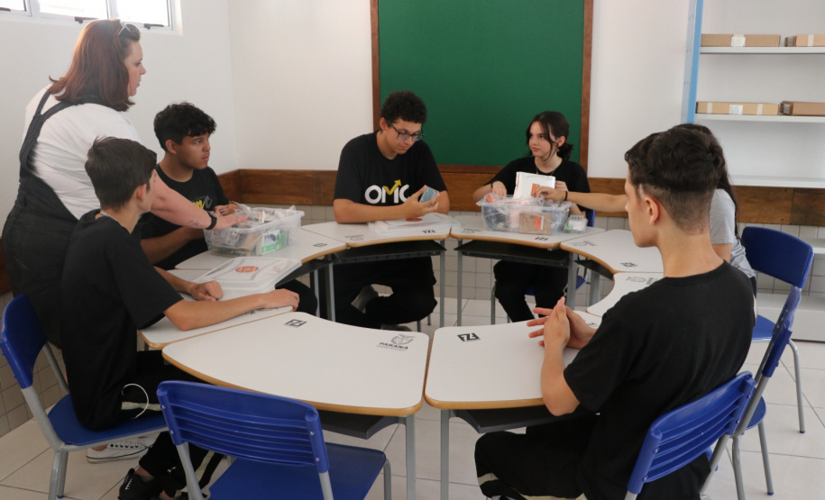 Colégios estaduais começam a receber segunda remessa de carteiras de novo formato