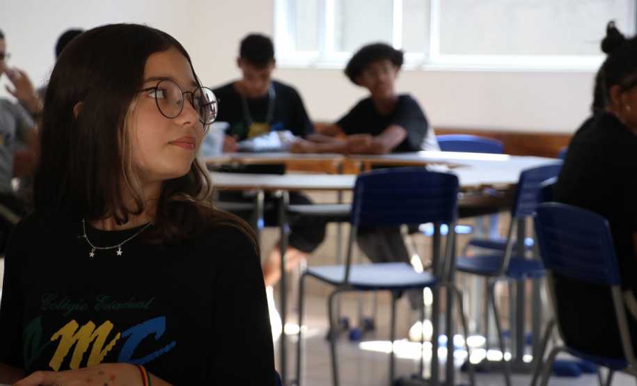 Colégios estaduais começam a receber segunda remessa de carteiras de novo formato