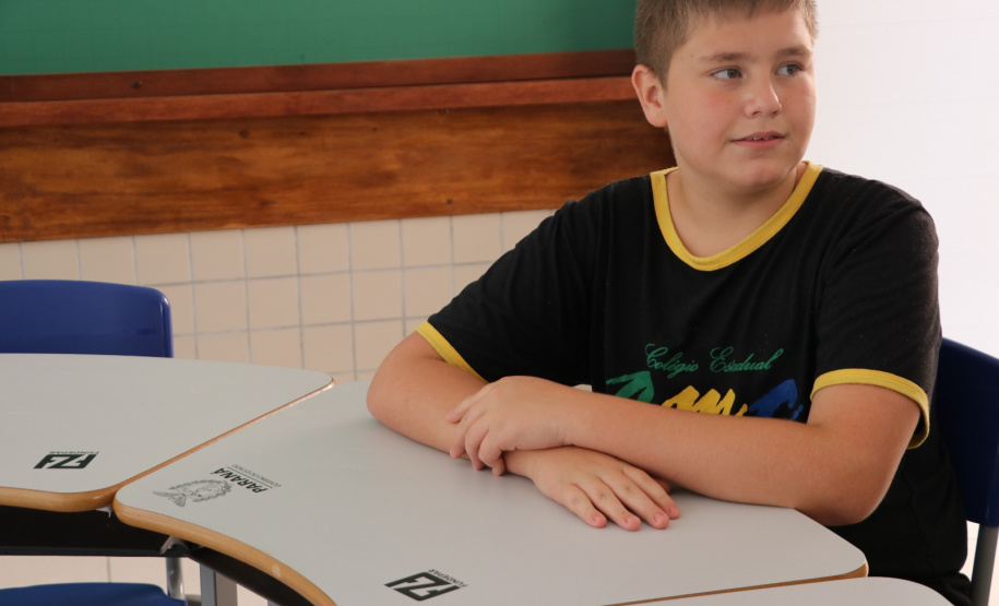 Colégios estaduais começam a receber segunda remessa de carteiras de novo formato