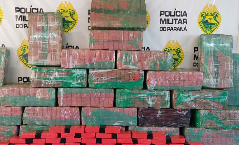 *Polícia Militar apreende 450 quilos de maconha na PR-082*