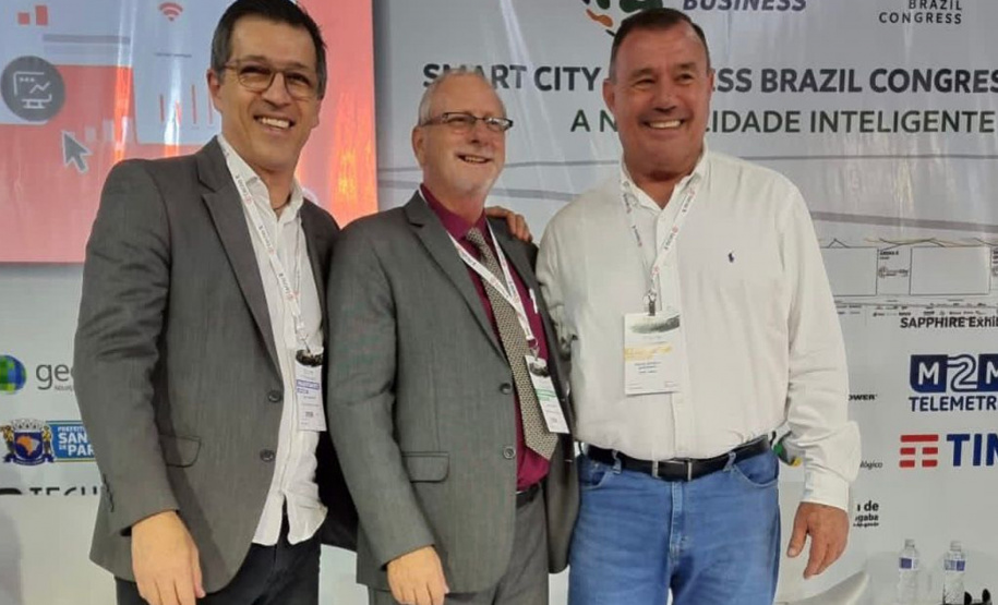 Municípios do Paraná recebem prêmio em congresso sobre cidades inteligentes
