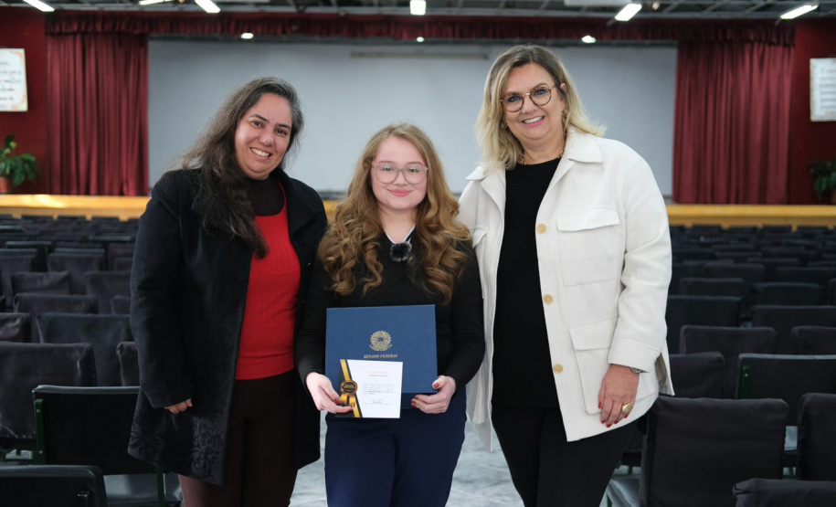 Estudante de Curitiba da rede estadual representa o Paraná no concurso Jovem Senador