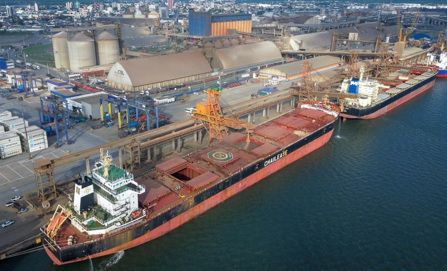 Terminais do Porto de Paranaguá esperam carregar 9.428.30 toneladas de grãos e farelo