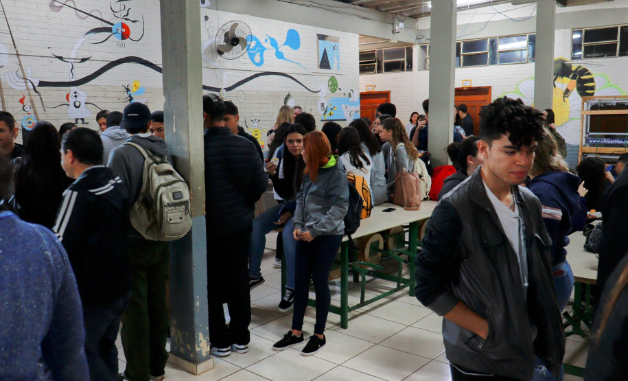 Colégio Helena Kolody, em Cambé, promove acolhida aos estudantes na retomada das aulas