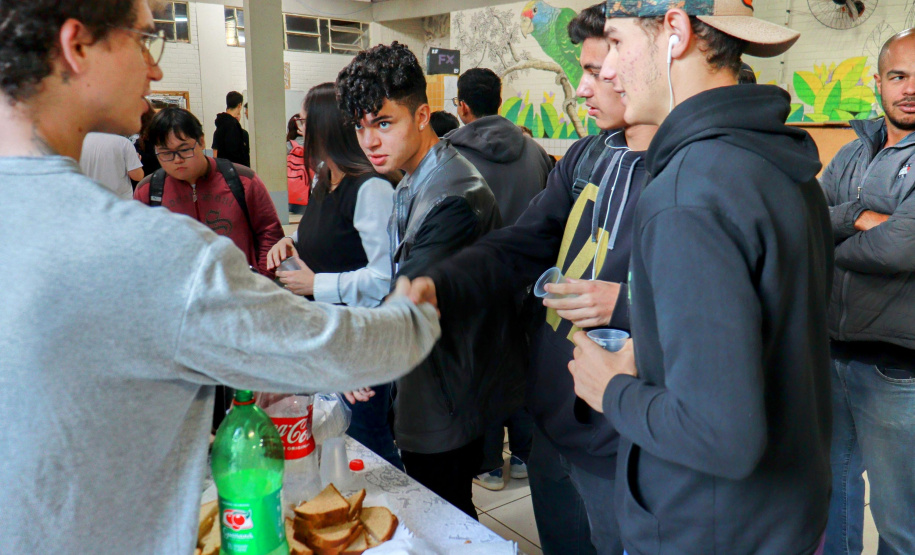 Colégio Helena Kolody, em Cambé, promove acolhida aos estudantes na retomada das aulas