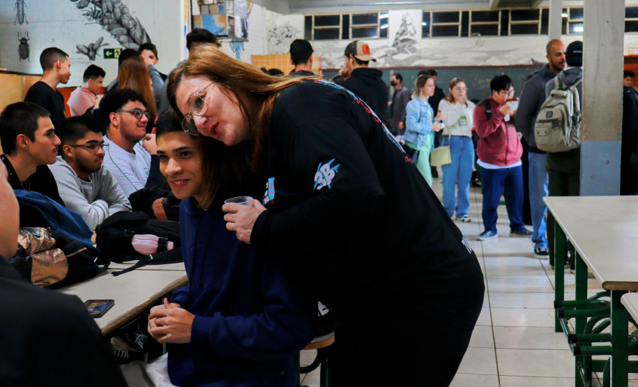 Colégio Helena Kolody, em Cambé, promove acolhida aos estudantes na retomada das aulas