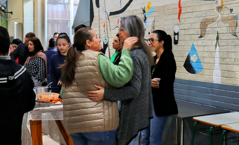 Colégio Helena Kolody, em Cambé, promove acolhida aos estudantes na retomada das aulas