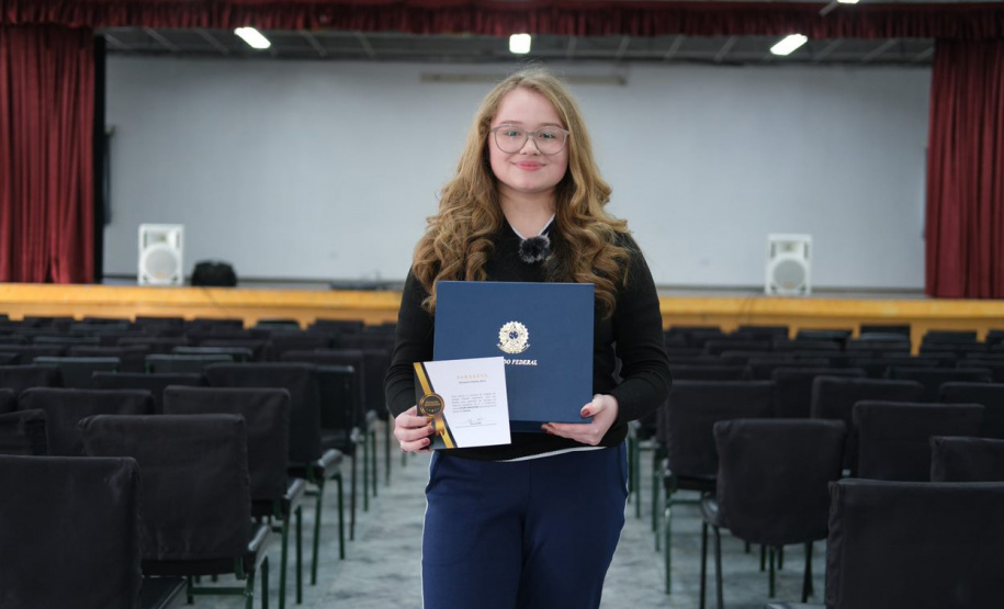 Estudante de Curitiba da rede estadual representa o Paraná no concurso Jovem Senador