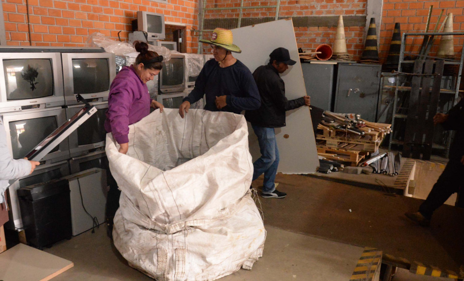 Instituições assistenciais recebem doações de bens inservíveis do Detran-PR