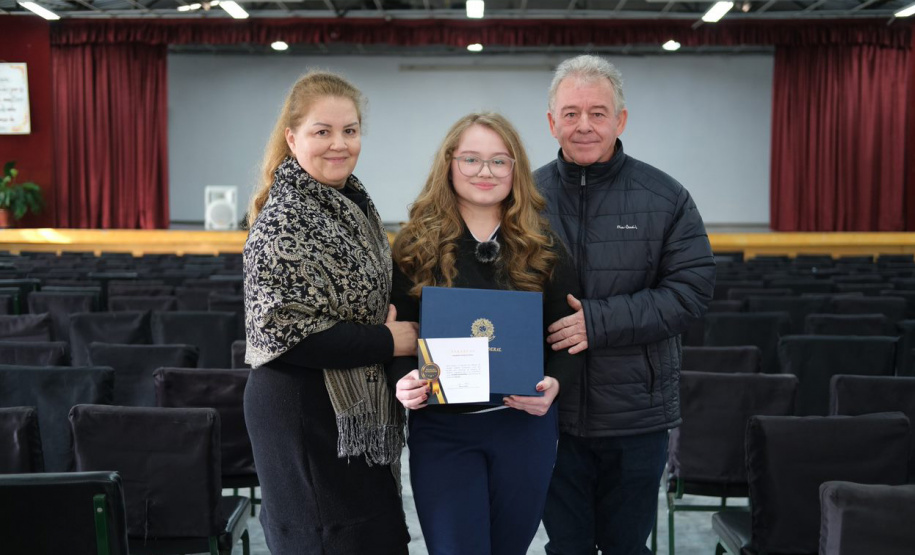 Estudante de Curitiba da rede estadual representa o Paraná no concurso Jovem Senador