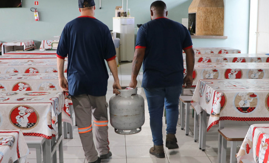 Governo compra 37 mil unidades de gás de cozinha para colégios da rede estadual