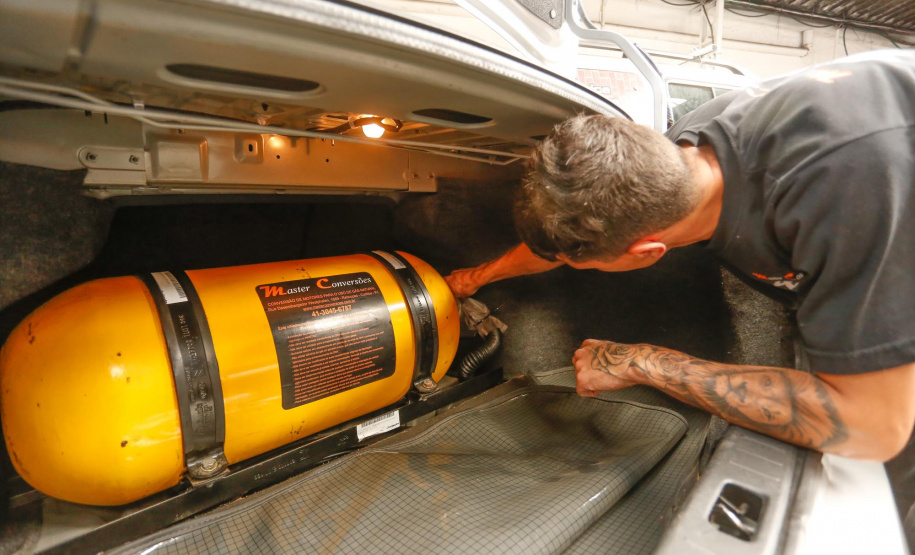 Conversão de veículos para GNV ganha agilidade e economia no Paraná