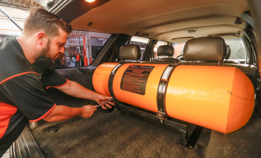 Conversão de veículos para GNV ganha agilidade e economia no Paraná