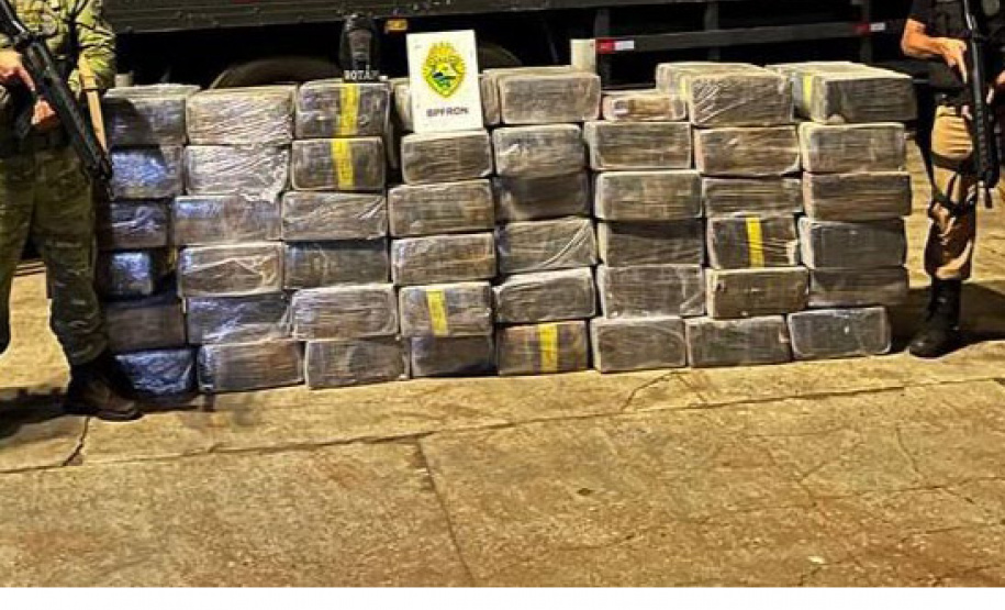 Polícia Militar apreende caminhão com uma tonelada de droga em Medianeira
