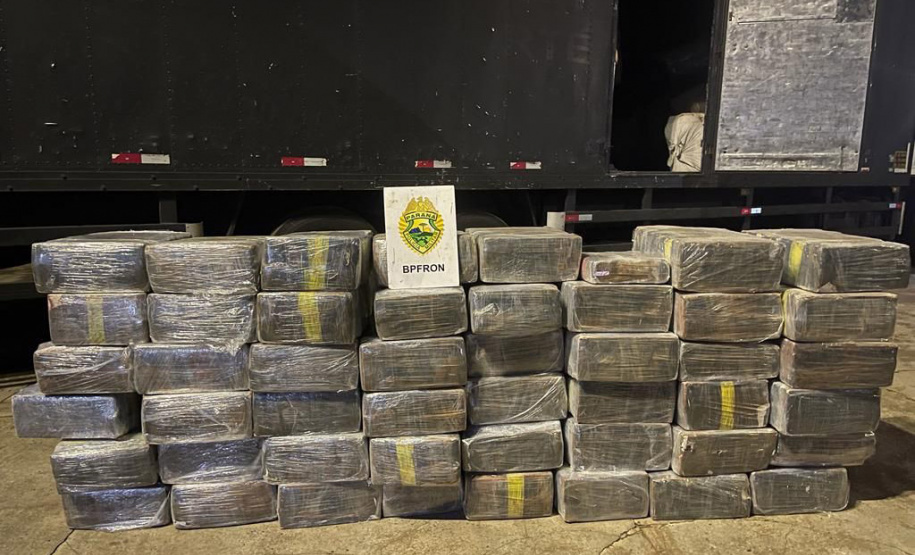 Polícia Militar apreende caminhão com uma tonelada de droga em Medianeira