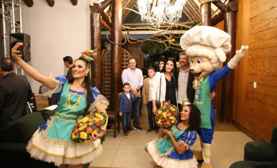 Julho tem gastronomia caiçara, dança folclórica, carneiro no buraco e ciência no calendário turístico paranaense