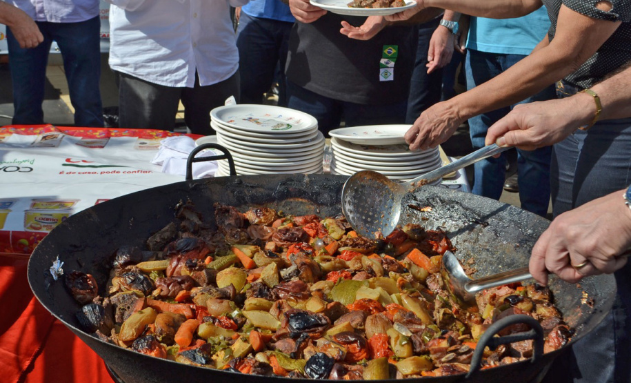 Julho tem gastronomia caiçara, dança folclórica, carneiro no buraco e ciência no calendário turístico paranaense