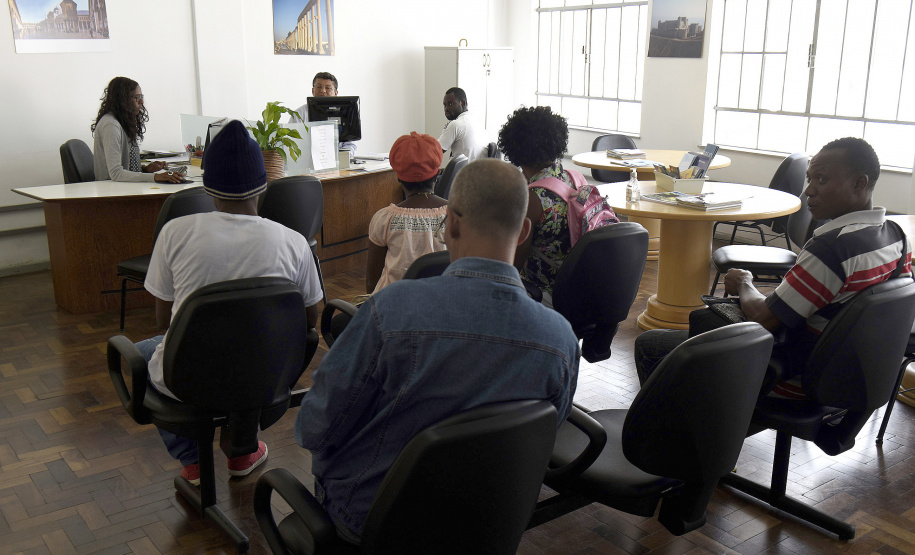 Mutirão oferece 500 vagas de emprego para migrantes em Curitiba