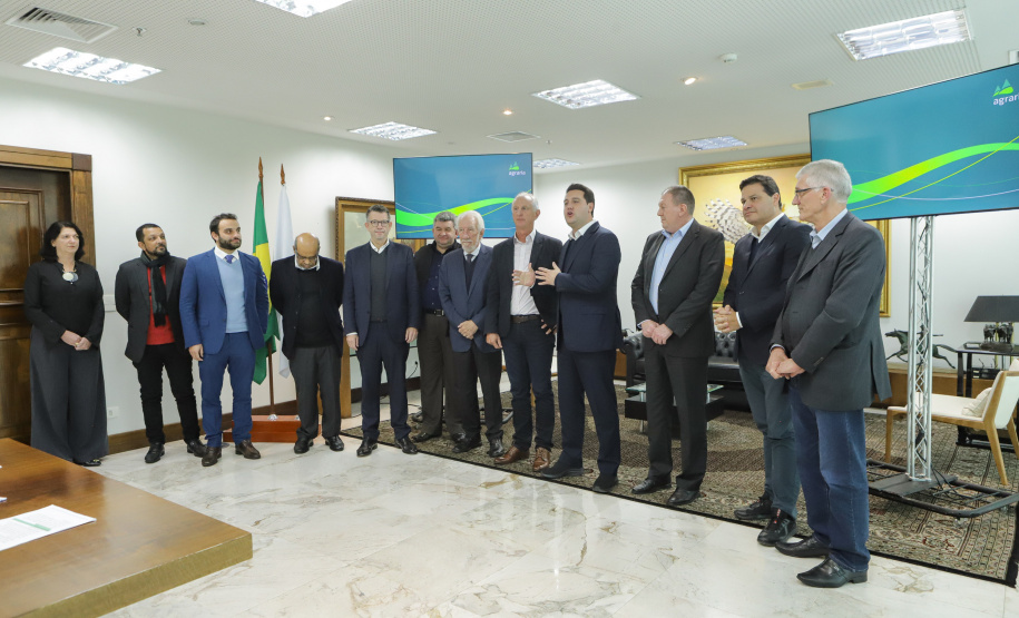 Governador Carlos Massa Ratinho Junior em reunião com a cooperativa Agrária.