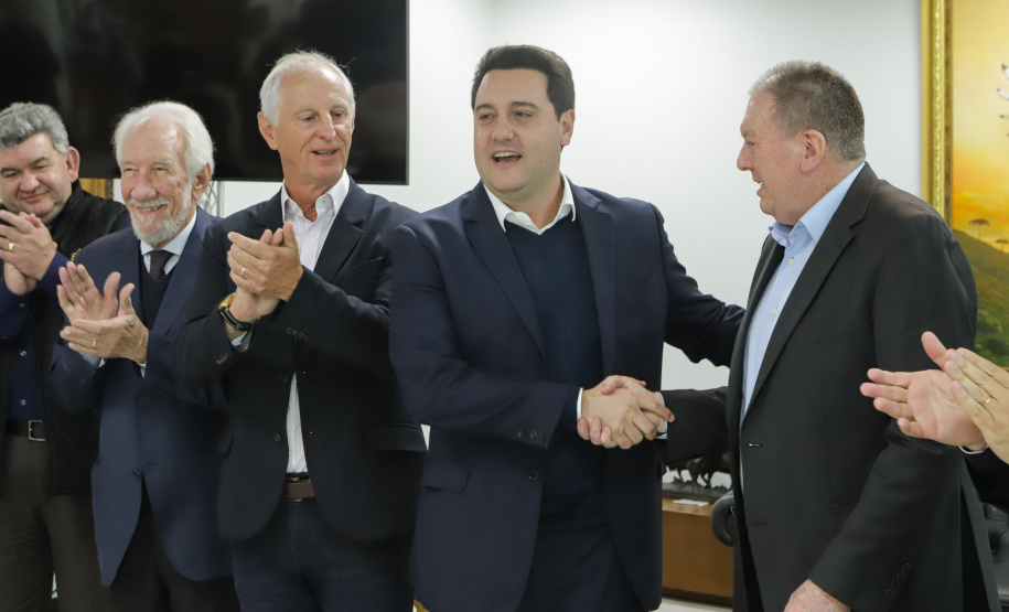 Governador Carlos Massa Ratinho Junior em reunião com a cooperativa Agrária.