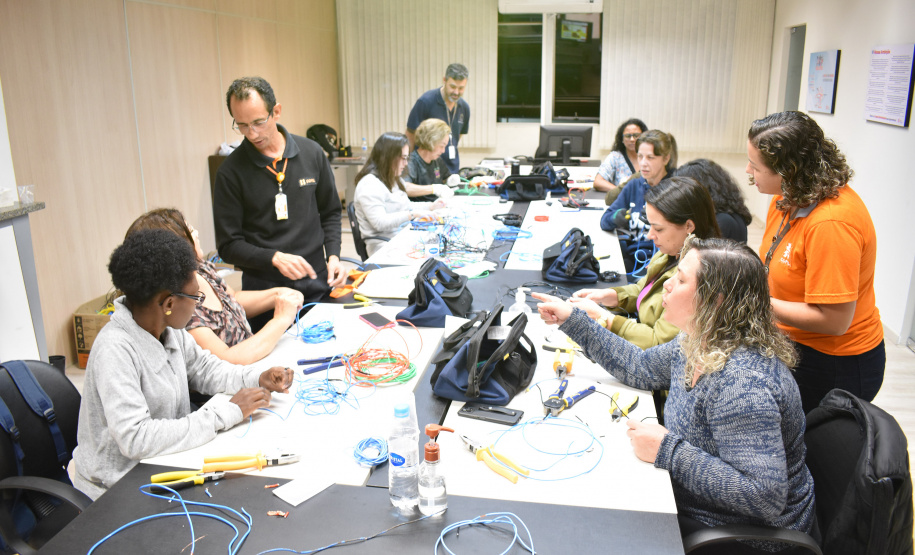 Mulheres aprendem noções de elétrica predial em curso gratuito em Londrina