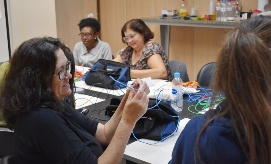 Mulheres aprendem noções de elétrica predial em curso gratuito em Londrina
