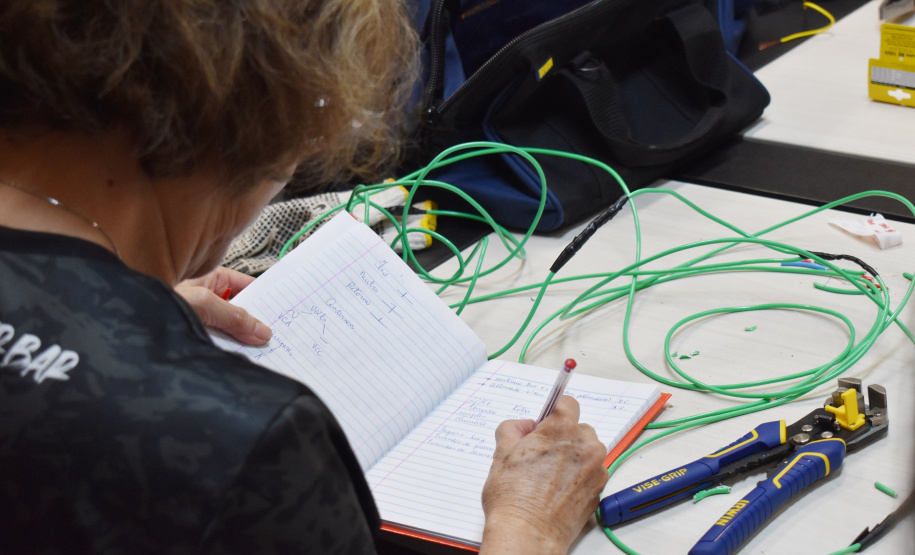 Mulheres aprendem noções de elétrica predial em curso gratuito em Londrina