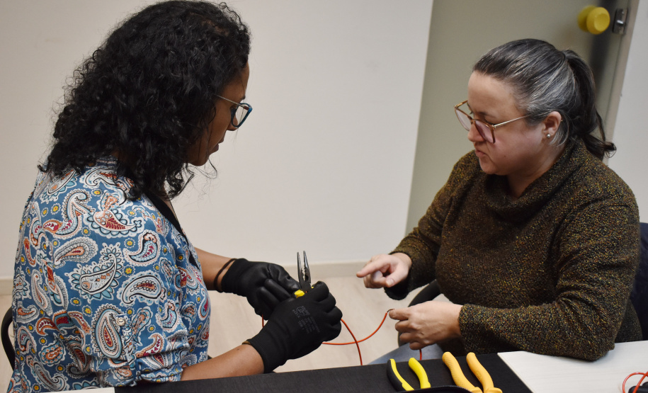 Mulheres aprendem noções de elétrica predial em curso gratuito em Londrina